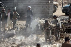 Nhân viên an ninh Afghanistan điều tra tại hiện trường một vụ tấn công tại Lashkar Gah, thủ phủ tỉnh Helmand. (Ảnh: AFP/TTXVN)