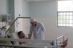 Bệnh nhân Roman Stravrov sau khi lọc máu có thể thở chậm, tình trạng sức khỏe cải thiện. (Ảnh: Phan Sáu/TTXVN)