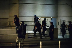 Cảnh sát được triển khai để giải tán người biểu tình tại thành phố Portland, bang Oregon, Mỹ. (Ảnh: AFP/TTXVN)