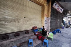 Cửa hàng đóng cửa do ảnh hưởng của dịch COVID-19. (Ảnh: Thành Đạt/TTXVN)