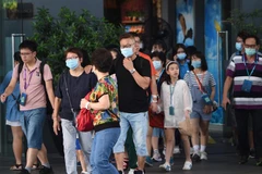Người dân đeo khẩu trang phòng lây nhiễm virus corona tại Hong Kong, Trung Quốc. (Ảnh: AFP/TTXVN)