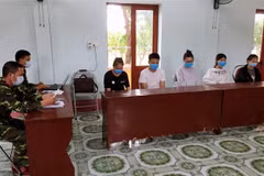 Năm người Trung Quốc bị tạm giữ tại Đồn Biên phòng Trà Cổ. (Ảnh: TTXVN phát)