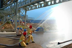 Công nhân Nhà máy luyện cốc, thép Hòa Phát Dung Quất diễn tập phòng cháy chữa cháy. (Nguồn: thep.hoaphat.com.vn)