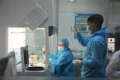 Xét nghiệm mẫu những trường hợp tiếp xúc gần (F1) với bệnh nhân nhiễm COVID-19. (Ảnh: Văn Dũng/TTXVN)