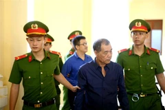 Bị cáo Trầm Bê, nguyên Phó Chủ tịch Hội đồng quản trị Ngân hàng Phương Nam, ra hầu tòa. (Ảnh: Thành Chung/TTXVN)
