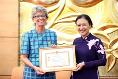 Chủ tịch Liên hiệp các tổ chức Hữu nghị Nguyễn Phương Nga trao Kỷ niệm chương cho Đại sứ Đặc mệnh toàn quyền Vương quốc Tây Ban Nha tại Việt Nam María Jesús Figa López-Palop. (Ảnh: Văn Điệp/TTXVN)
