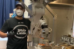 Một nhân viên của White Castle với robot Flippy. (Nguồn: Miso Robotics)