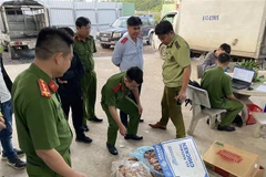 Lực lượng chức năng kiểm tra thực phẩm tại Công ty TNHH thực phẩm Khánh Huy. (Ảnh: Nguyễn Văn Việt/TTXVN)