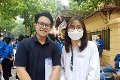 Thí sinh Ngô An Khánh, học sinh Trung học phổ thông Trần Phú-Hoàn Kiếm vui vẻ trò chuyện với bạn sau môn thi Ngoại ngữ. (Ảnh: PM/Vietnam+)