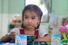 Trẻ cần bữa ăn đủ dinh dưỡng và vận động hợp lý. (Ảnh: PV)