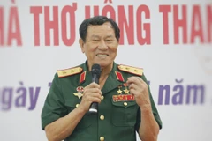 Anh hùng, Trung tướng Phạm Tuân giao lưu cùng các học sinh. (Ảnh: Hưng Phạm)