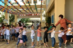 Học sinh lớp 1 Trường Tiểu học Đoàn Kết, quận Hà Đông tựu trường năm học 2022-2023. (Ảnh: PM/Vietnam+)
