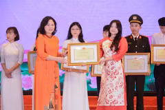 Thứ trưởng Bộ Giáo dục và Đào tạo Ngô Thị Minh trao giải nhất cho em em Trịnh Vũ Tú Linh, học sinh lớp 9A11, Trường Trung học cơ sở Ngô Quyền, quận Lê Chân, thành phố Hải Phòng. (Ảnh: BTC)