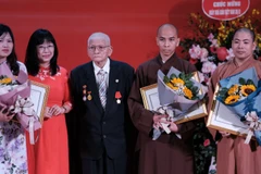 Giáo sư Nguyễn Ngọc San trao giải thưởng cho các cá nhân. (Ảnh: BTC)