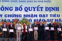 Công nhận đạt tiểu chuẩn chức danh giáo sư, phó giáo sư. (Ảnh: TTXVN)