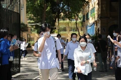 Thí sinh rời trường thi sau môn Toán. (Ảnh: Hoài Nam/Vietnam+)