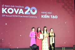 Nguyên Chủ tịch nước Nguyễn Thị Doan, Chủ tịch Ủy ban giải thưởng KOVA trao giải cho các cá nhân. (Ảnh: PM/Vietnam+)