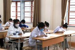 Thí sinh dự thi môn Ngữ văn tại điểm thi trưởng Phổ thông dân tộc nội trú tỉnh Sơn La. (Ảnh: Hữu Quyết/TTXVN)