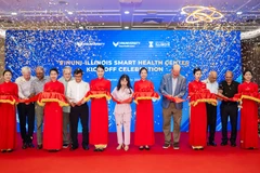 Đại diện các bên cắt băng tại lễ ra mắt Trung tâm Nghiên cứu Sức khỏe Thông minh. (Ảnh: VinUni)