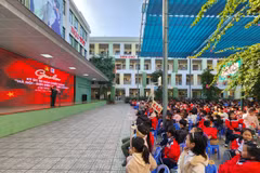 Học sinh Trường Tiểu học Hoàng Diệu giao lưu với nhân chứng lịch sử. (Ảnh: NTCC)