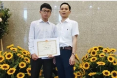 Ngọc Lễ (bên trái) là thủ khoa khối A toàn quốc đồng thời là thí sinh có duy nhất đạt điểm tuyệt đối ở tổ hợp xét tuyển đại học. (Ảnh: NTCC)