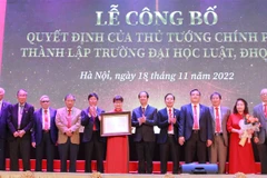 Bộ trưởng Bộ Giáo dục và Đào tạo Nguyễn Kim Sơn trao quyết định thành lập cho Trường Đại học Luật Hà Nội. (Ảnh: CTV/Vietnam+)