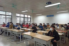 Học sinh Hà Nội đi học trực tiếp trở lại sau thời gian dài tạm dừng đến trường vì dịch bệnh. (Ảnh: Phạm Mai/Vietnam+)