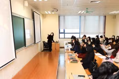 Sinh viên đi học trở lại sau thời gian học trực tiếp. (Ảnh: Thanh Tùng/TTXVN)