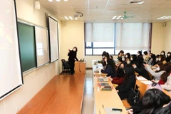 Sinh viên đi học trở lại sau thời gian học trực tiếp. (Ảnh: Thanh Tùng/TTXVN)