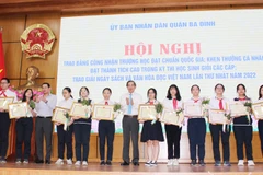 Các học sinh xuất sắc của quận Ba Đình được vinh danh tại chương trình. (Ảnh: CTV/Vietnam+)