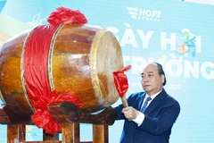Chủ tịch nước Nguyễn Xuân Phúc đánh trống tại Ngày hội tới trường tại Trường tiểu học, trung học cơ sở và trung học phổ thông Hy Vọng, ngôi trường liên cấp dành cho các em nhỏ mồ côi cha, mẹ do COVID-19. (Ảnh: Thống Nhất/TTXVN)