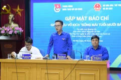 Đồng chí Nguyễn Tường Lâm, Bó thư Ban chấp hành Trung ương Đoàn thông tin về vở kịch. (Ảnh: Xuân Tùng)