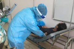 Phạm Tất Thành, sinh viên lớp K48F, Trường Đại học Y-dược Thái Bình, thăm khám bệnh nhân COVID-19 tại Thành phố Hồ Chí Minh. (Ảnh: NVCC)