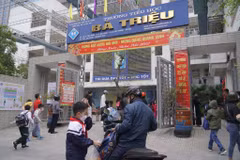Học sinh Trường Tiểu học Bà Triệu đến trường sau gần một năm tạm dừng vì dịch bệnh. (Ảnh: Hoàng Hiếu/Vietnam+)