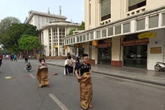 Các em nhỏ hào hứng với trò chơi nhảy bao bố. (Ảnh: Phạm Mai/Vietnam+)