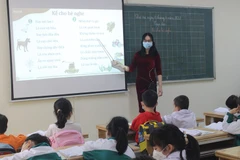 Học sinh Trường Tiểu học Phạm Tu (huyện Thanh Trì, Hà Nội) đi học trở lại. (Ảnh: Minh Anh/Vietnam+)