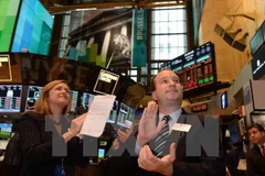 Giá dầu thế giới tăng mạnh tạo đà cho chứng khoán Mỹ đi lên 