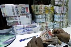 Ấn Độ phát hành tiền giấy loại 1 rupee sau hơn 20 năm
