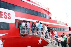 Khách lên tàu Thăng Long tuyến Thành phố Hồ Chí Minh-Côn Đảo. (Ảnh: Tiến Lực/TTXVN)