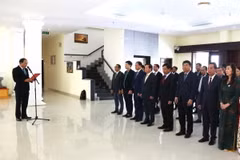 Quang cảnh lễ dâng hương. (Ảnh: Hoàng Minh/TTXVN)