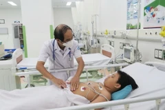 Bé trai trong vụ nghi ngộ độc thực phẩm ở Đồng Nai được điều trị tại Khoa Hồi sức tích cực, Bệnh viện Nhi đồng 1, Thành phố Hồ Chí Minh. (Ảnh: Đinh Hằng/TTXVN)