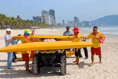 Lực lượng chức năng nỗ lực tìm kiếm nam thanh niên mất tích. (Ảnh: Văn Dũng/TTXVN)