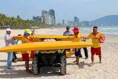 Lực lượng chức năng nỗ lực tìm kiếm nam thanh niên mất tích. (Ảnh: Văn Dũng/TTXVN)