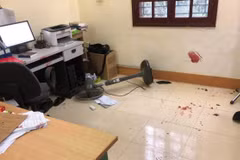 Phòng làm việc của ông Q. ngổn ngang vật dụng, có nhiều vết máu. (Nguồn: Báo Quảng Trị)