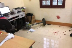 Phòng làm việc của ông Q. ngổn ngang vật dụng, có nhiều vết máu. (Nguồn: Báo Quảng Trị)
