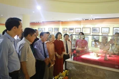 Các lãnh đạo tỉnh tham quan Bảo vật quốc gia “Ấn quan Tuần phủ Đô tướng quân.” (Nguồn: Báo Quảng Bình)