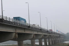Xuất hiện các vết nứt vị trí dầm hộp các nhịp từ N19 đến N23 trên cầu Trà Khúc gây nguy cơ mất an toàn cho công trình. (Ảnh: Phạm Cường/TTXVN)