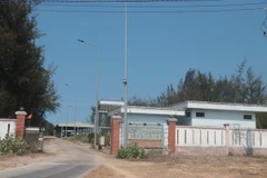 Mặc dù Bến cá Tân Phụng ở xã Mỹ Thọ, huyện Phù Mỹ (Bình Định) được đầu tư xây dựng bài bản, đầy đủ cơ sở vật chất nhưng đã 5 năm từ khi đưa vào hoạt động đến nay, ngư dân vẫn không chịu vào bến cá hoạt động. (Ảnh: TTXVN phát)