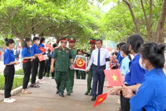 Ông Hồ Văn Niên (phải), Ủy viên Ban Chấp hành Trung ương Đảng, Bí thư tỉnh ủy tỉnh Gia Lai tiến đưa hài cốt sĩ quân tình nguyện và chuyên gia Việt Nam hy sinh ở Campuchia về với đất mẹ. (Ảnh: Quang Thái/TTXVN)