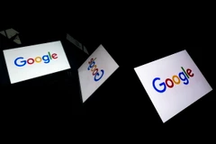 Biểu tượng Google trên màn hình máy tính bảng. (Ảnh: AFP/TTXVN)